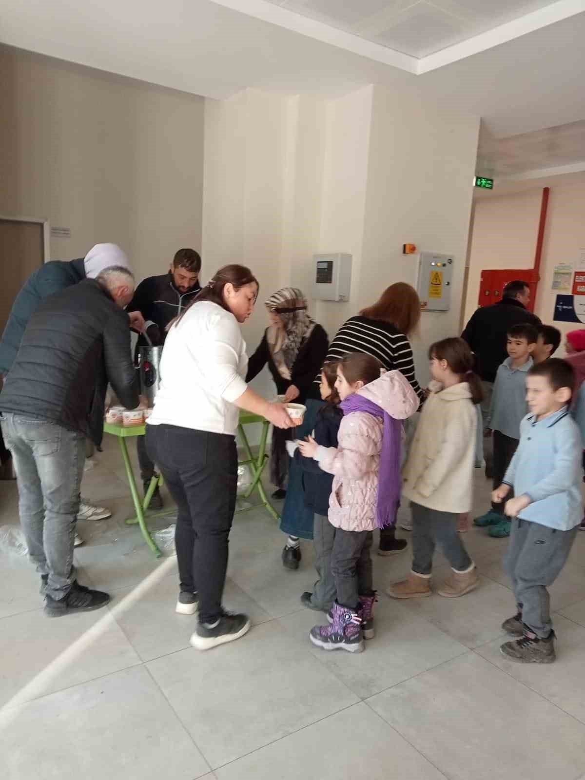 Osmaneli Belediyesi&rsquo;nden soğuk kış g&uuml;nlerinde sıcak &ccedil;orba ikramı
