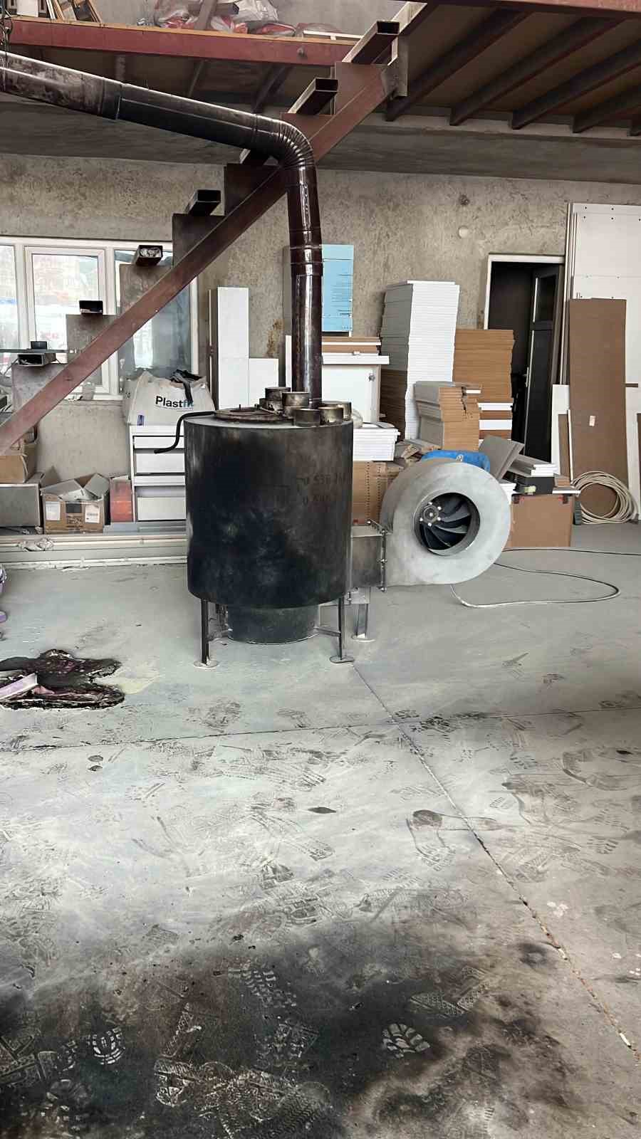 Tiner d&ouml;k&uuml;len soba patladı: 1 ağır yaralı
