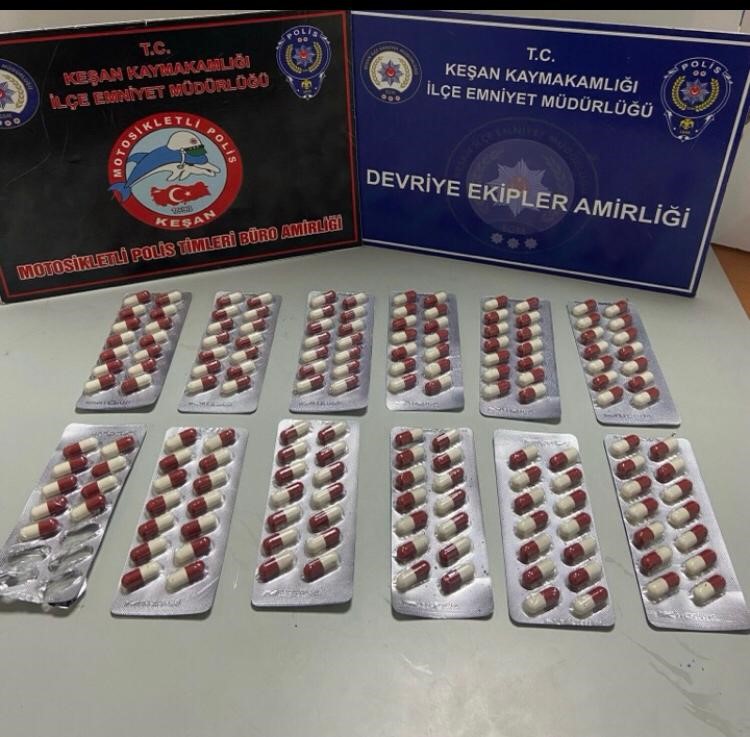 Keşan’da polisin durdurduğu şüphelinin elindeki poşette 163 adet sentetik ecza çıktı