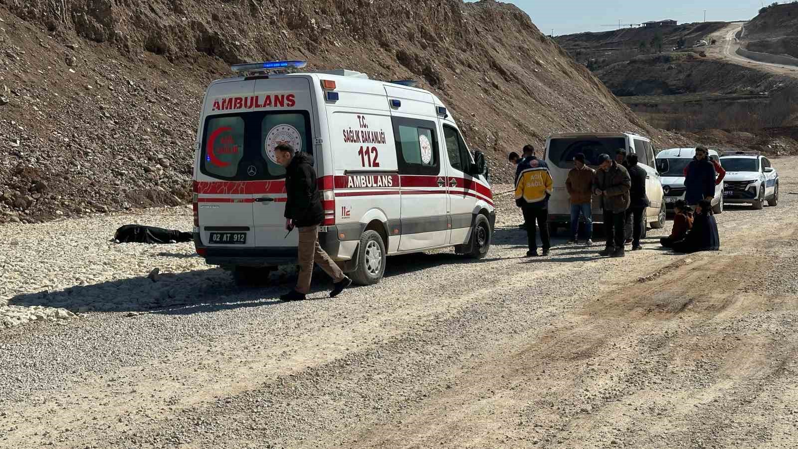 Yaşlı adam yol kenarında &ouml;l&uuml; bulundu
