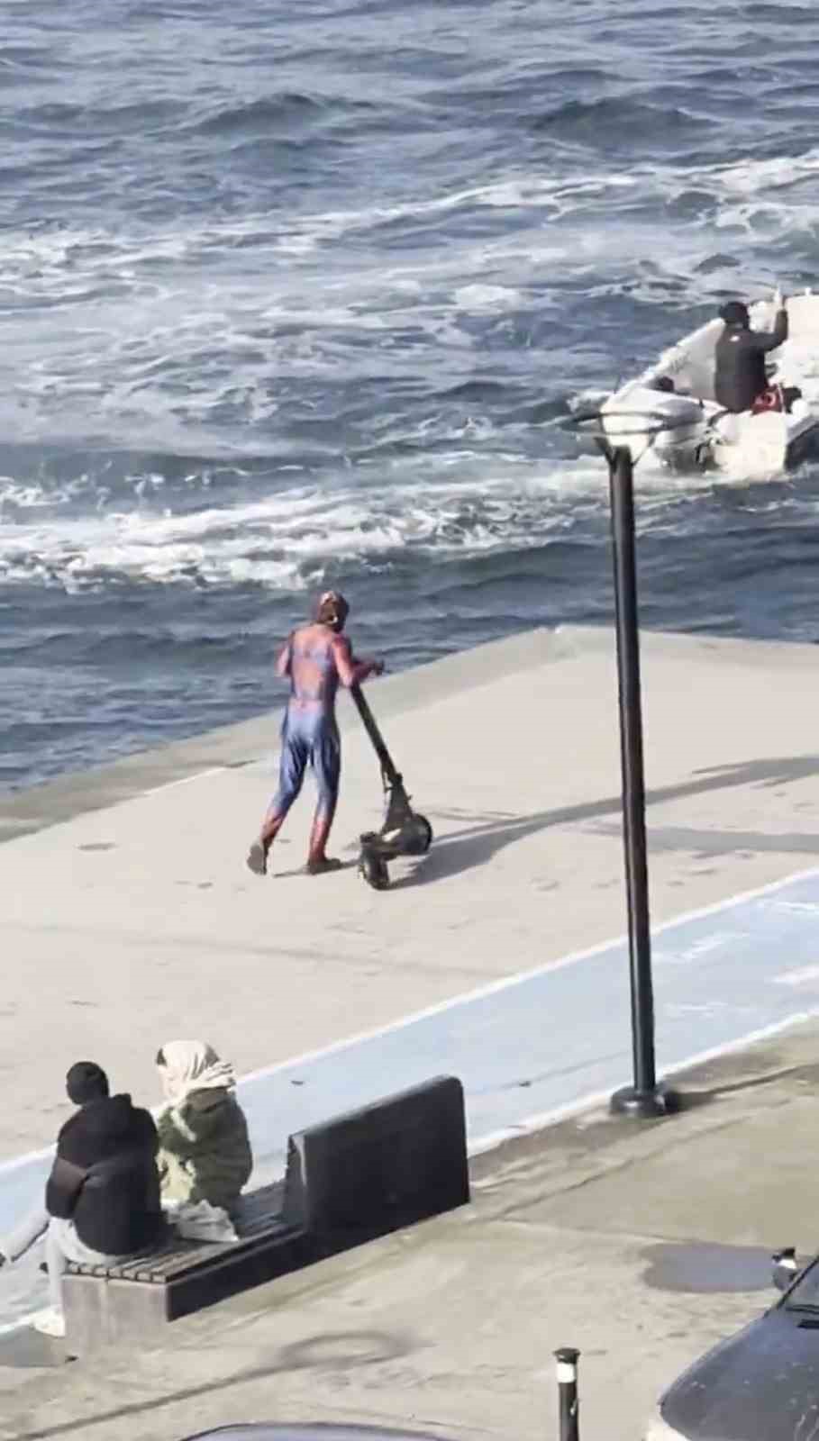 İstanbul Boğazı&rsquo;nda "Batman" s&ouml;rf yaparken "&Ouml;r&uuml;mcek Adam" scooter kullandı
