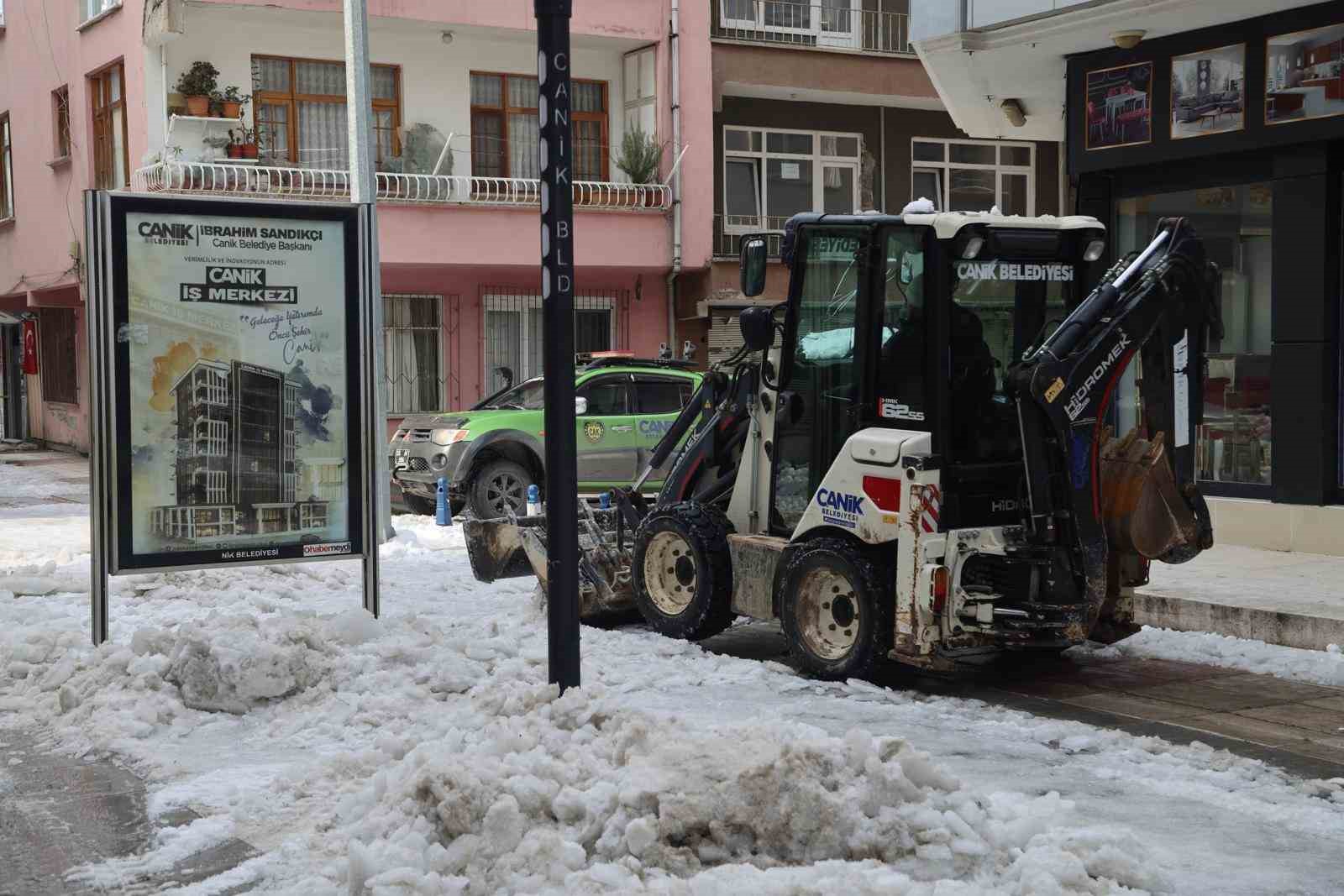 Canik&rsquo;te karla m&uuml;cadele ve sıcak ikram
