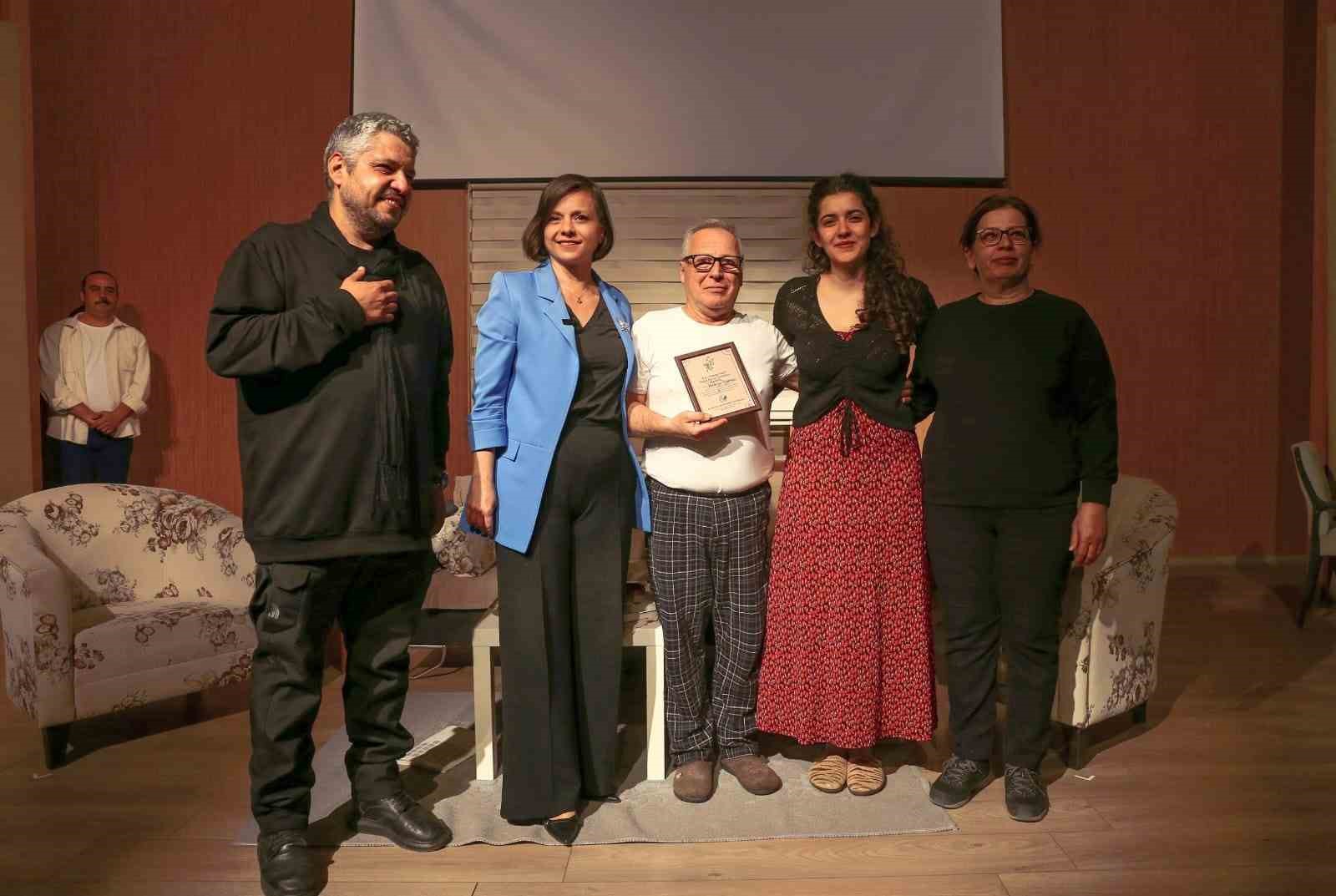 Ayvalık Belediye Tiyatrosu Karabağlar’ı salladı