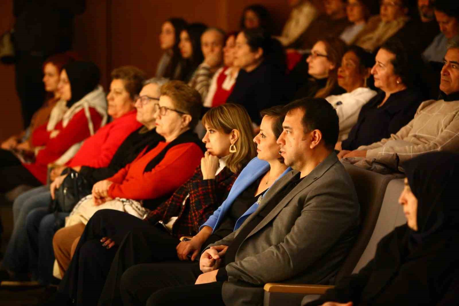 Ayvalık Belediye Tiyatrosu Karabağlar’ı salladı