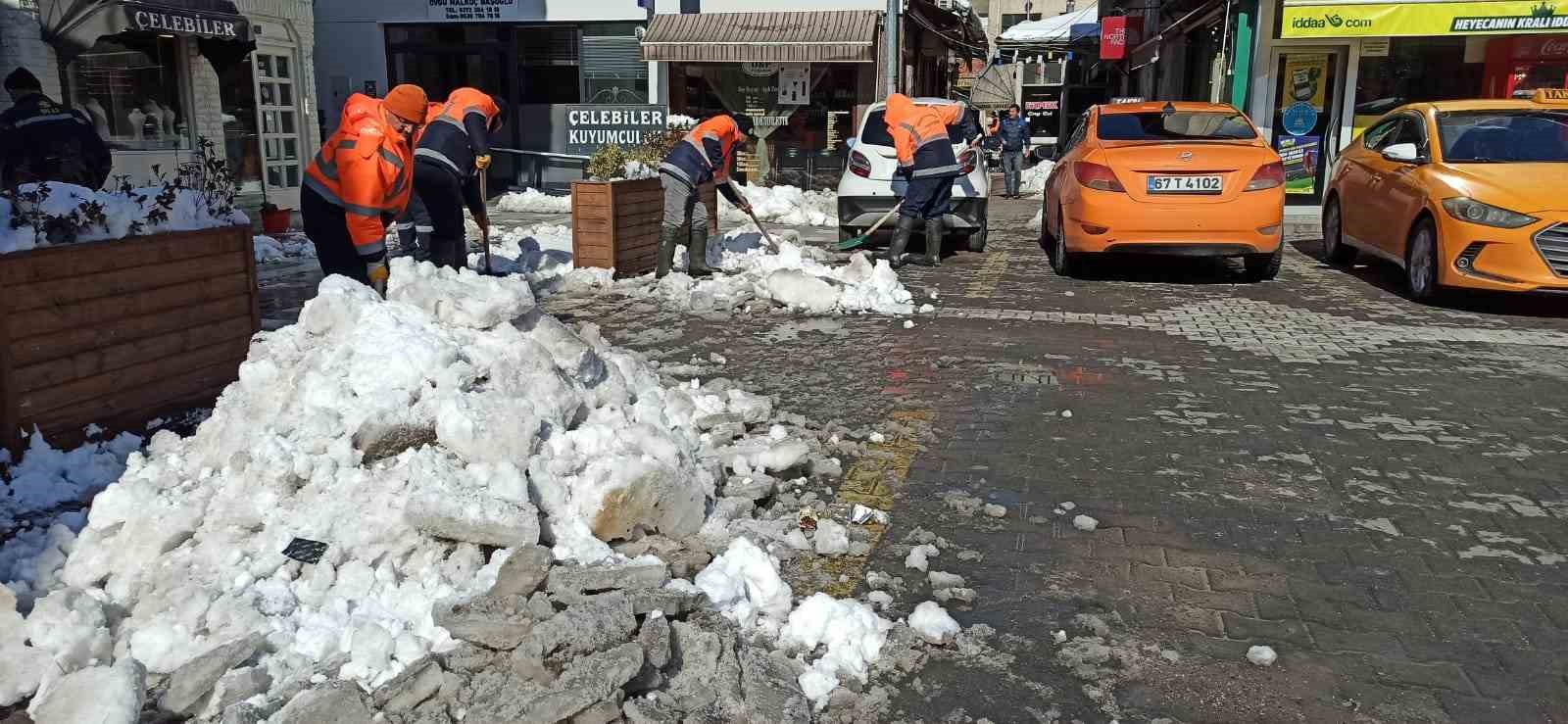 Devrek&rsquo;te cadde ve sokaklarda kar temizliği başladı
