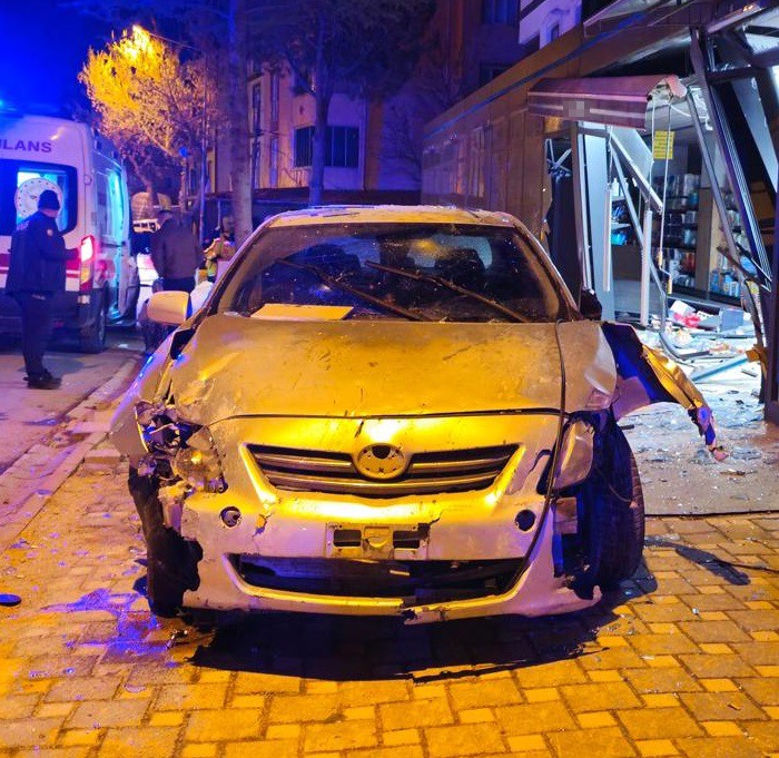 Alkollü sürücünün kullandığı otomobil markete girdi