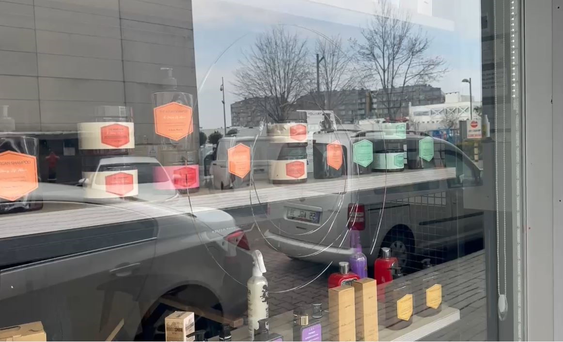 Bayan kuaförünü kurşunlamaya çalışan kişi silah tutukluk yapınca camı kırmaya çalıştı