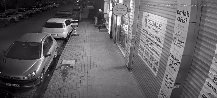 Bayan kuaf&ouml;r&uuml;n&uuml; kurşunlamaya &ccedil;alışan kişi silah tutukluk yapınca camı kırmaya &ccedil;alıştı
