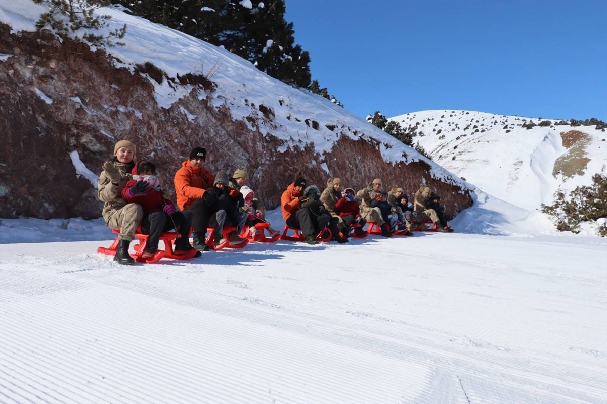 Jandarma ekipleri çocuklarla Ergan’da karın tadını çıkardı