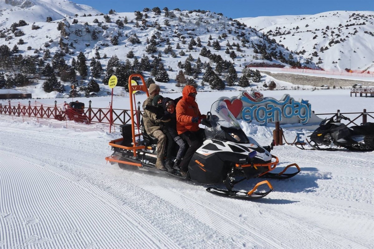 Jandarma ekipleri &ccedil;ocuklarla Ergan&rsquo;da karın tadını &ccedil;ıkardı
