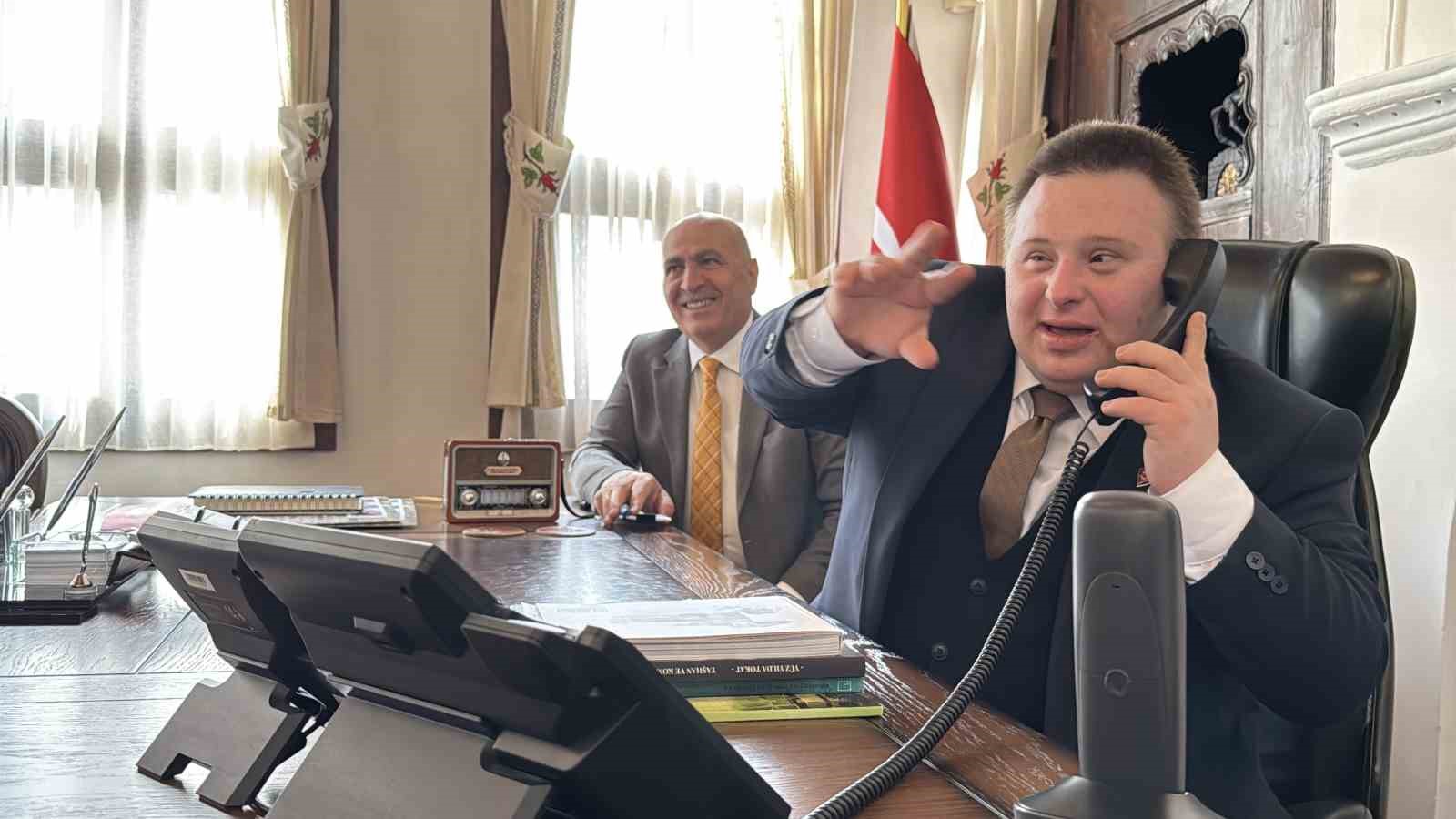 Down sendromlu &ouml;zel kalem m&uuml;d&uuml;r&uuml; g&uuml;ler y&uuml;z&uuml;yle takdir topladı
