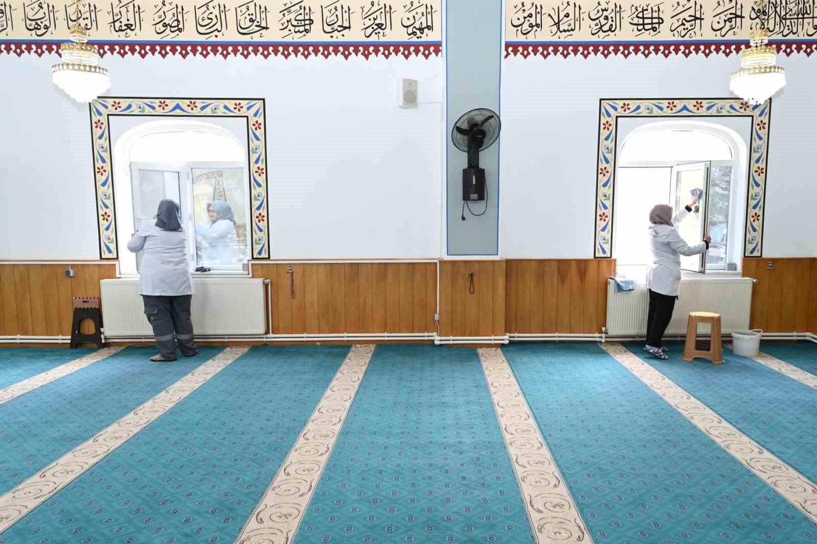 Isparta&rsquo;da camilerde Ramazan temizliği
