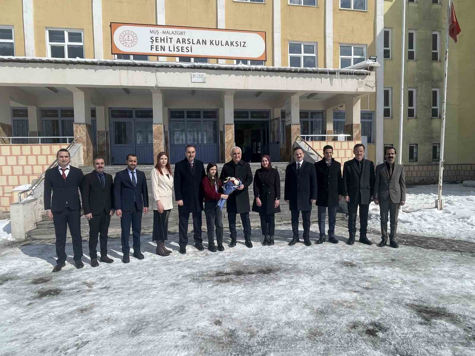Vali &Ccedil;akır Malazgirt Fen Lisesi &ouml;ğrencileriyle buluştu
