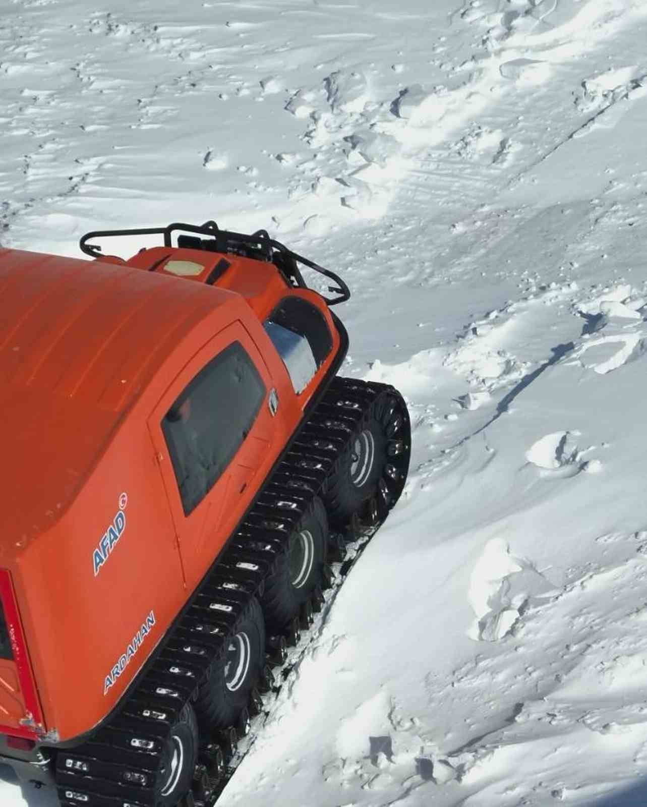 Kardan yolu kapanan k&ouml;ydeki hasta paletli ara&ccedil;la kurtarıldı
