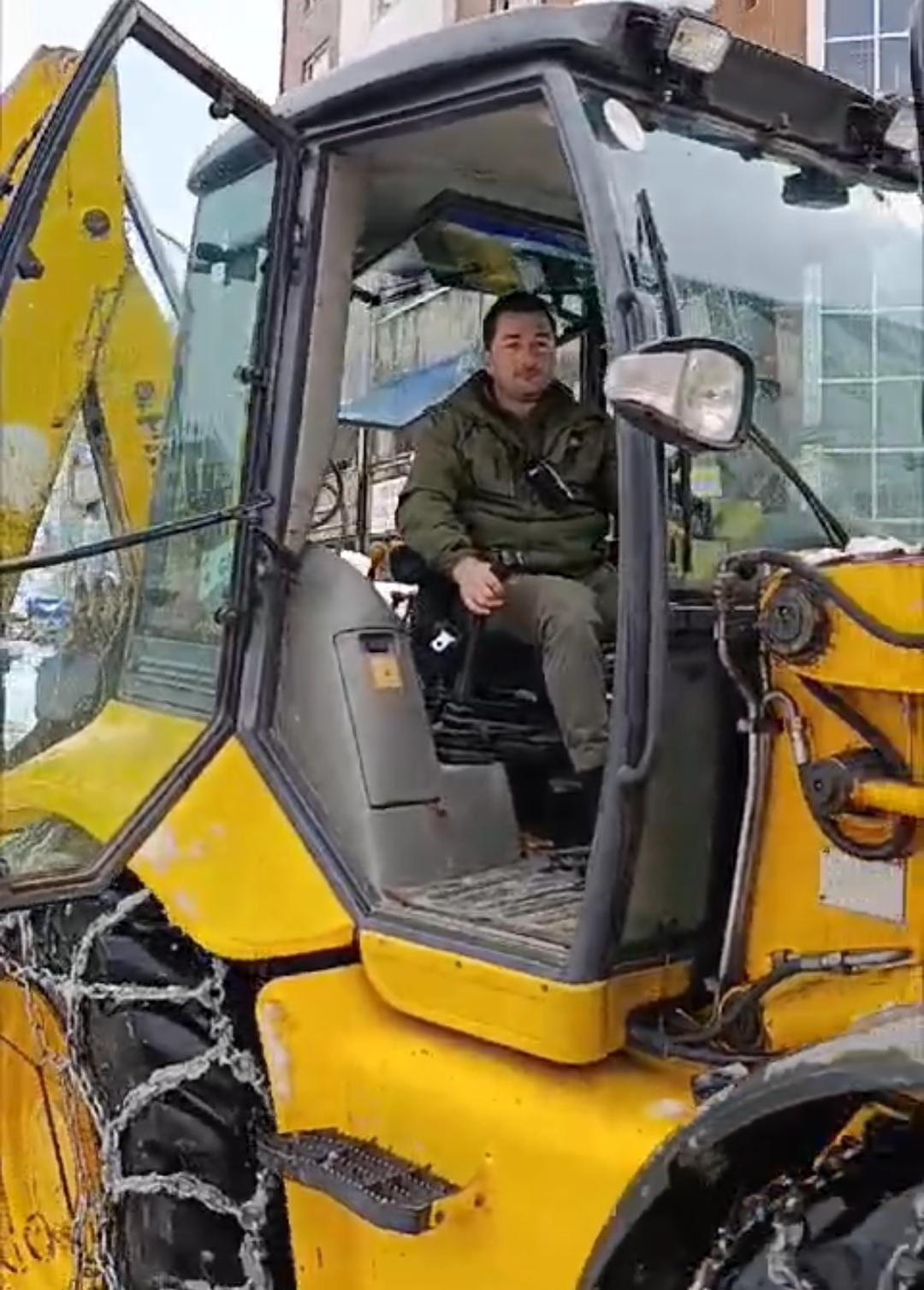 Rize&rsquo;de komiser iş makinesinin direksiyonuna ge&ccedil;ti, karla m&uuml;cadele etti
