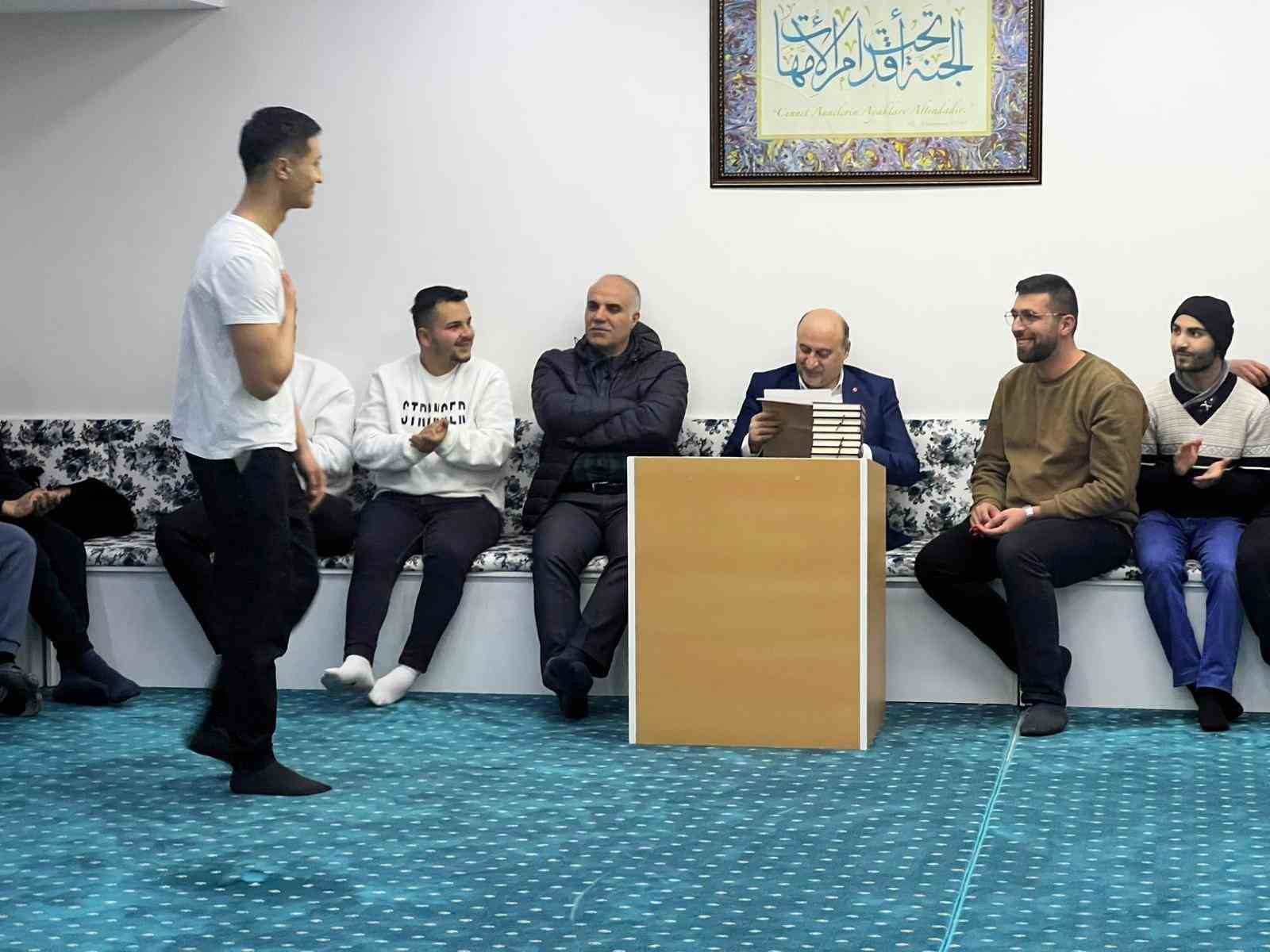 Hadis yarışmasını kazanan &ouml;ğrenciler altınla &ouml;d&uuml;llendirildi
