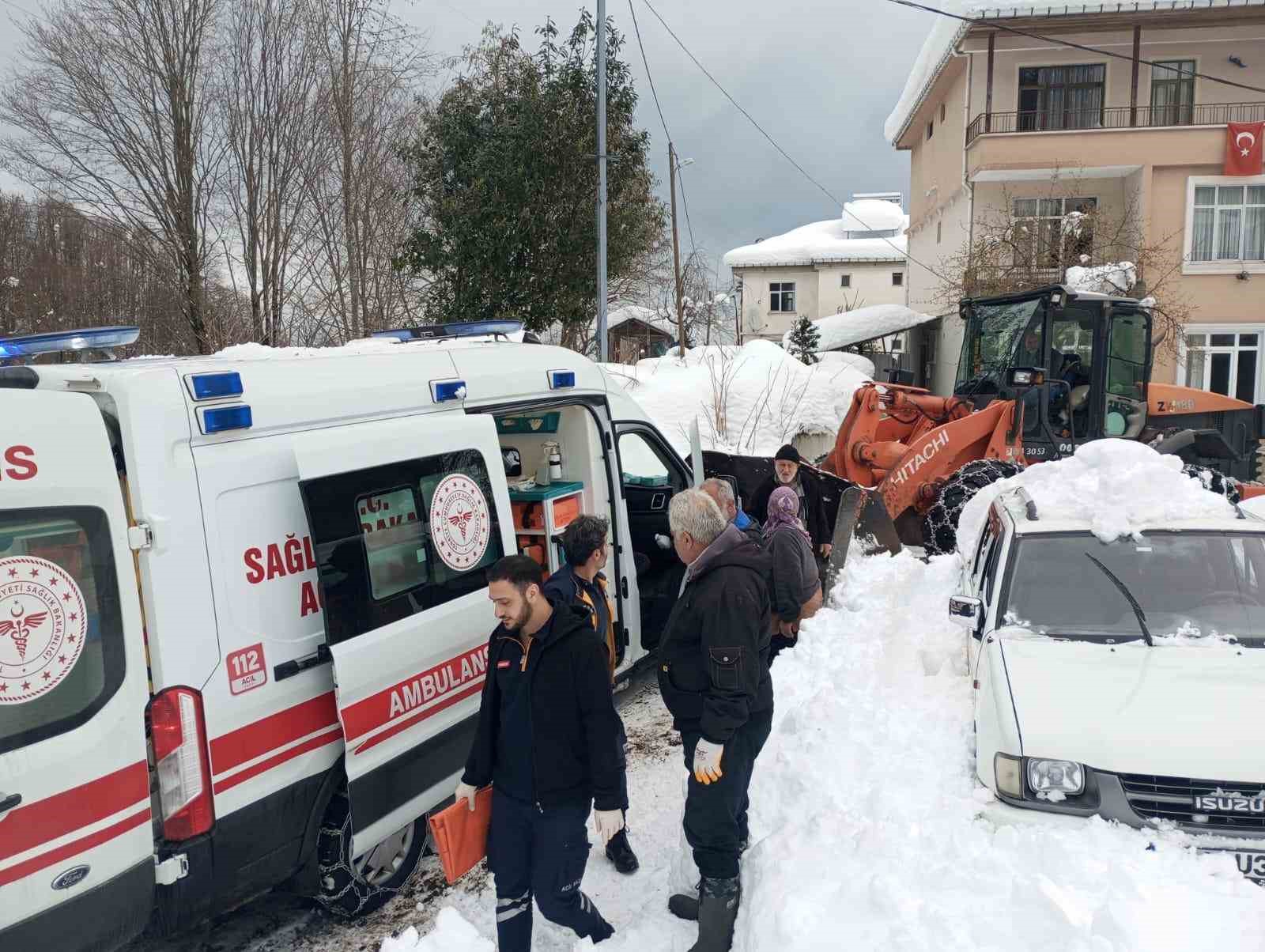 Rize&rsquo;de hastaya ulaşamayan ambulansın imdadına İl &Ouml;zel İdare ekipleri yetişti
