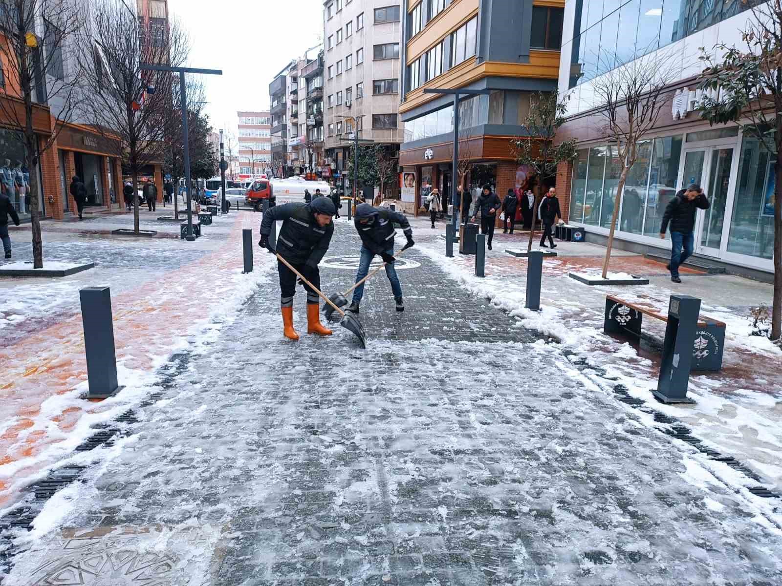 Kar bitti, buz mesaisi başladı