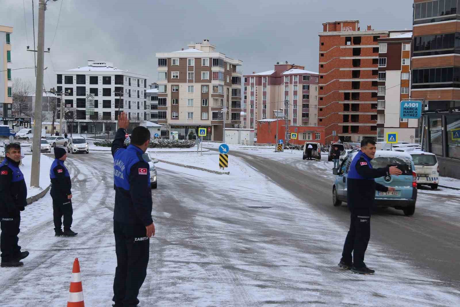 Atakum&rsquo;da kırsalda karla m&uuml;cadele

