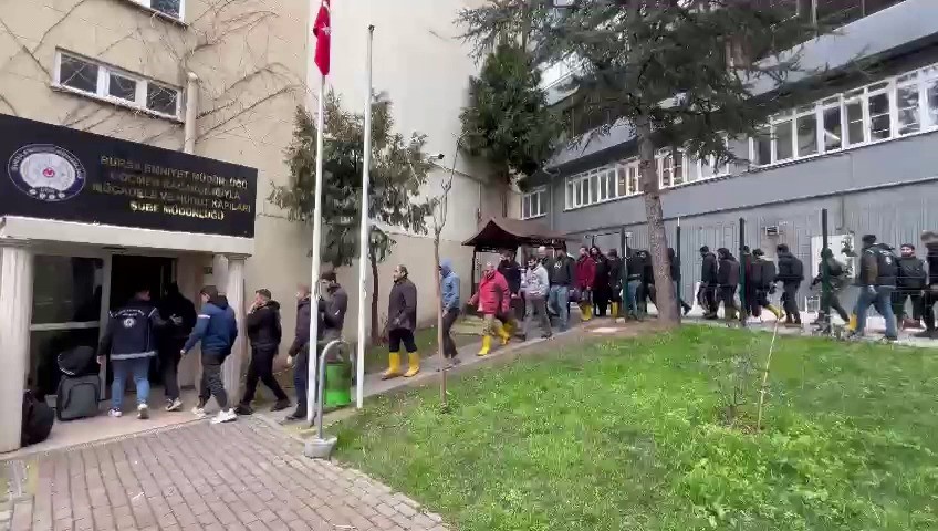 Bursa’da kaçak göçmen operasyonu: 47 göçmen yakalandı, 4 şüpheli gözaltına alındı