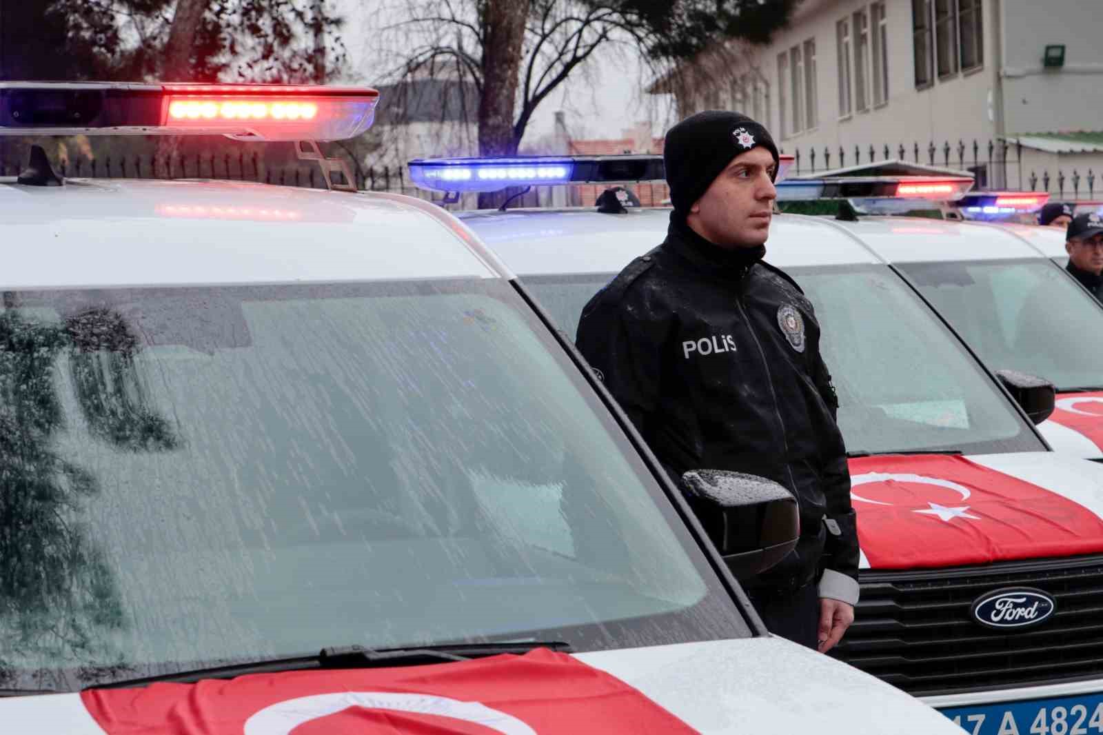 &Ccedil;anakkale İl Emniyet M&uuml;d&uuml;rl&uuml;ğ&uuml;&rsquo;nde 15 ara&ccedil; ve 4 motosiklet hizmete başladı
