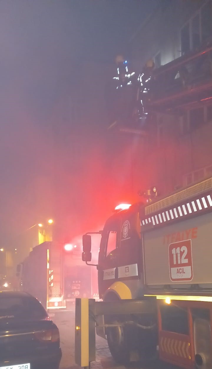 Bandırma&rsquo;da &ccedil;atı katında yangın
