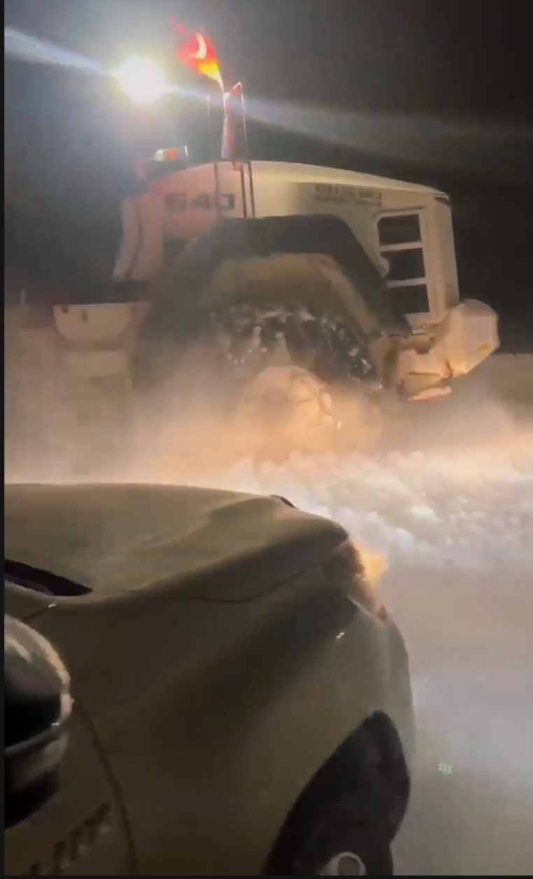 Kar ve tipide mahsur kalan elektrik arıza ekibi kurtarıldı