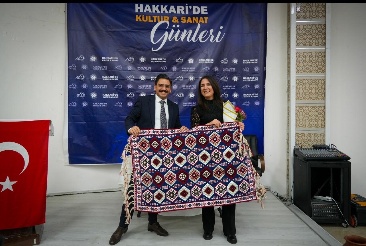 Eğitimci-Yazar Dilek Cesur Hakkarililerle buluştu
