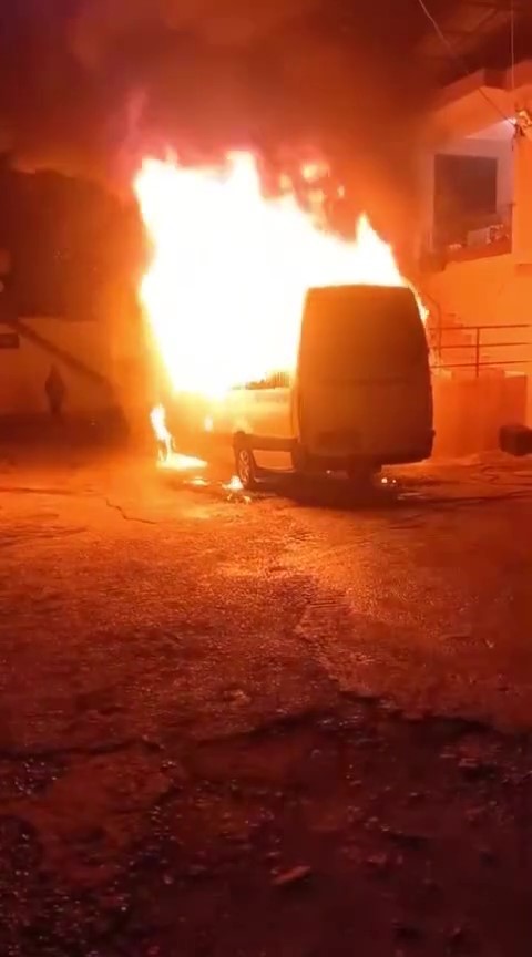Hatay’da park halindeki minibüs alevlere teslim oldu
