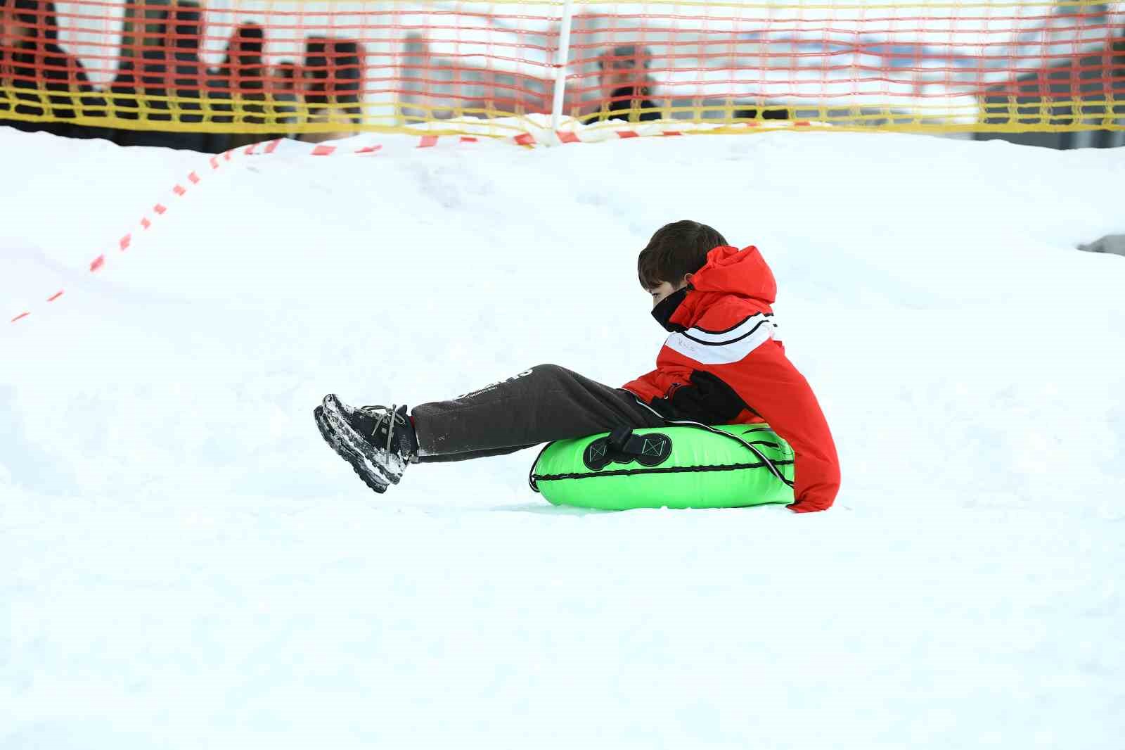 &Ouml;ğrenciler kızak pistinde doyasıya eğlendi
