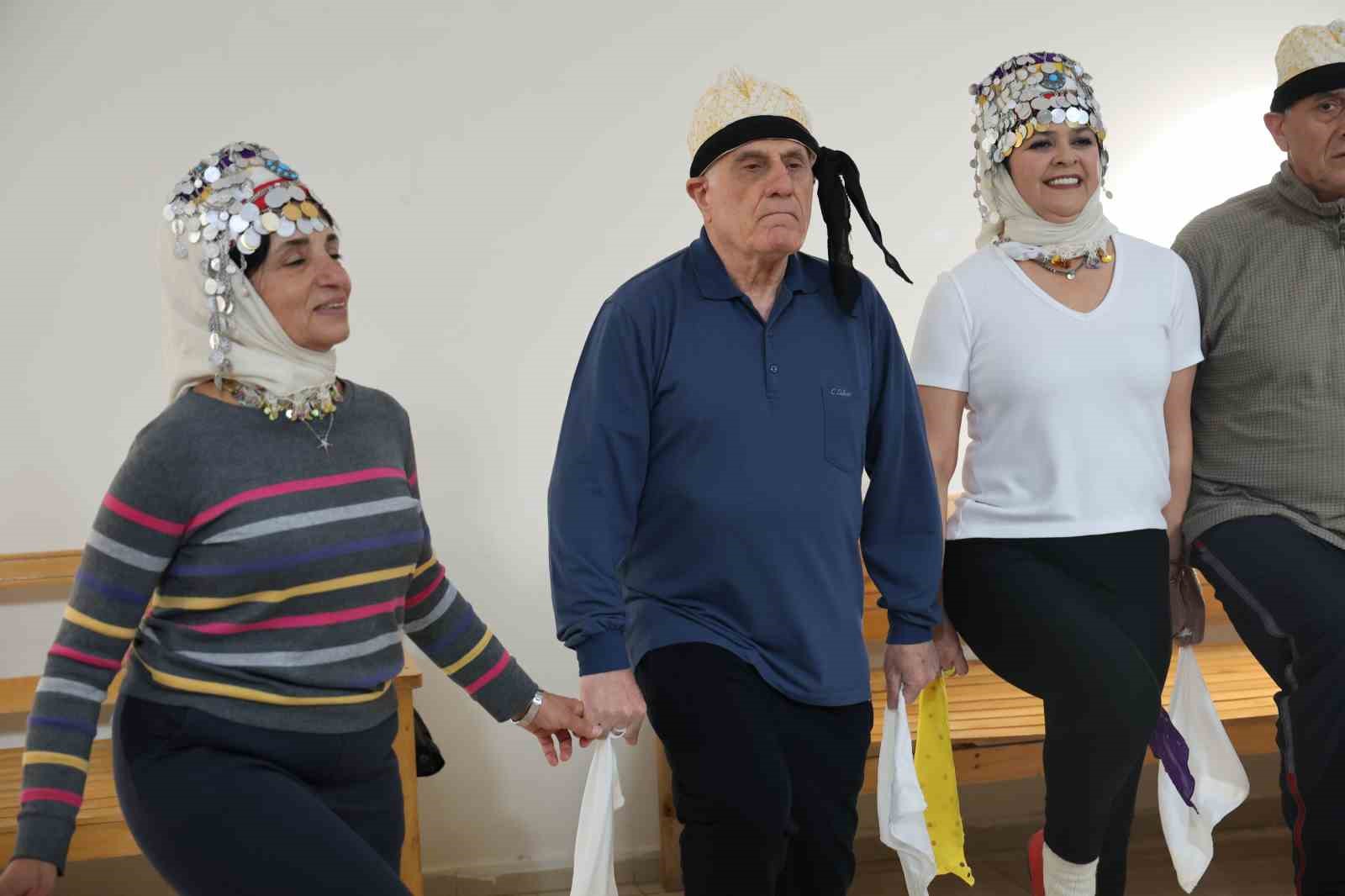 78’lik Mehmet dede, halk oyunları yarışmasında gençlere taş çıkartıyor