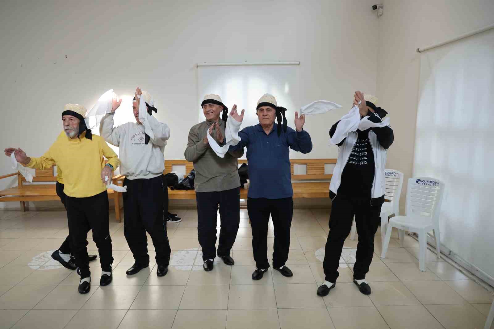 78&rsquo;lik Mehmet dede, halk oyunları yarışmasında gen&ccedil;lere taş &ccedil;ıkartıyor
