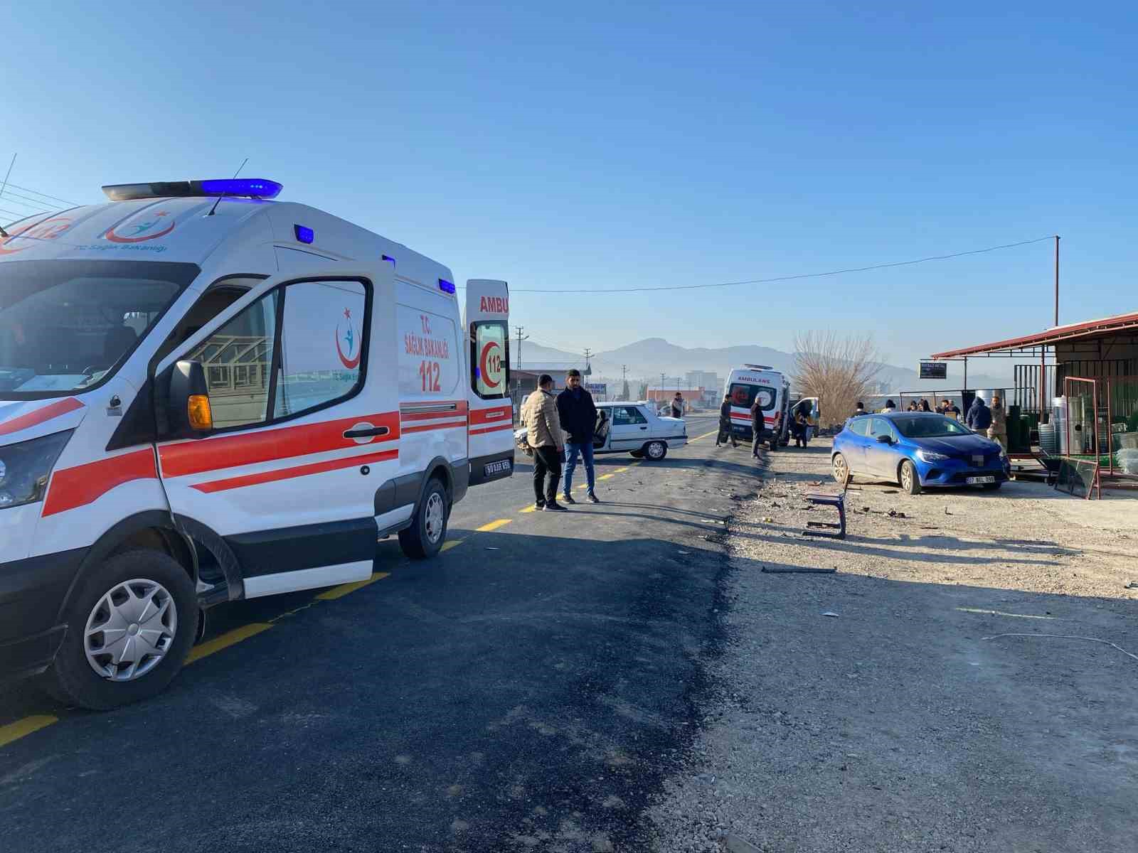 Osmaniye’de iki otomobil kafa kafaya çarpıştı: 3 yaralı