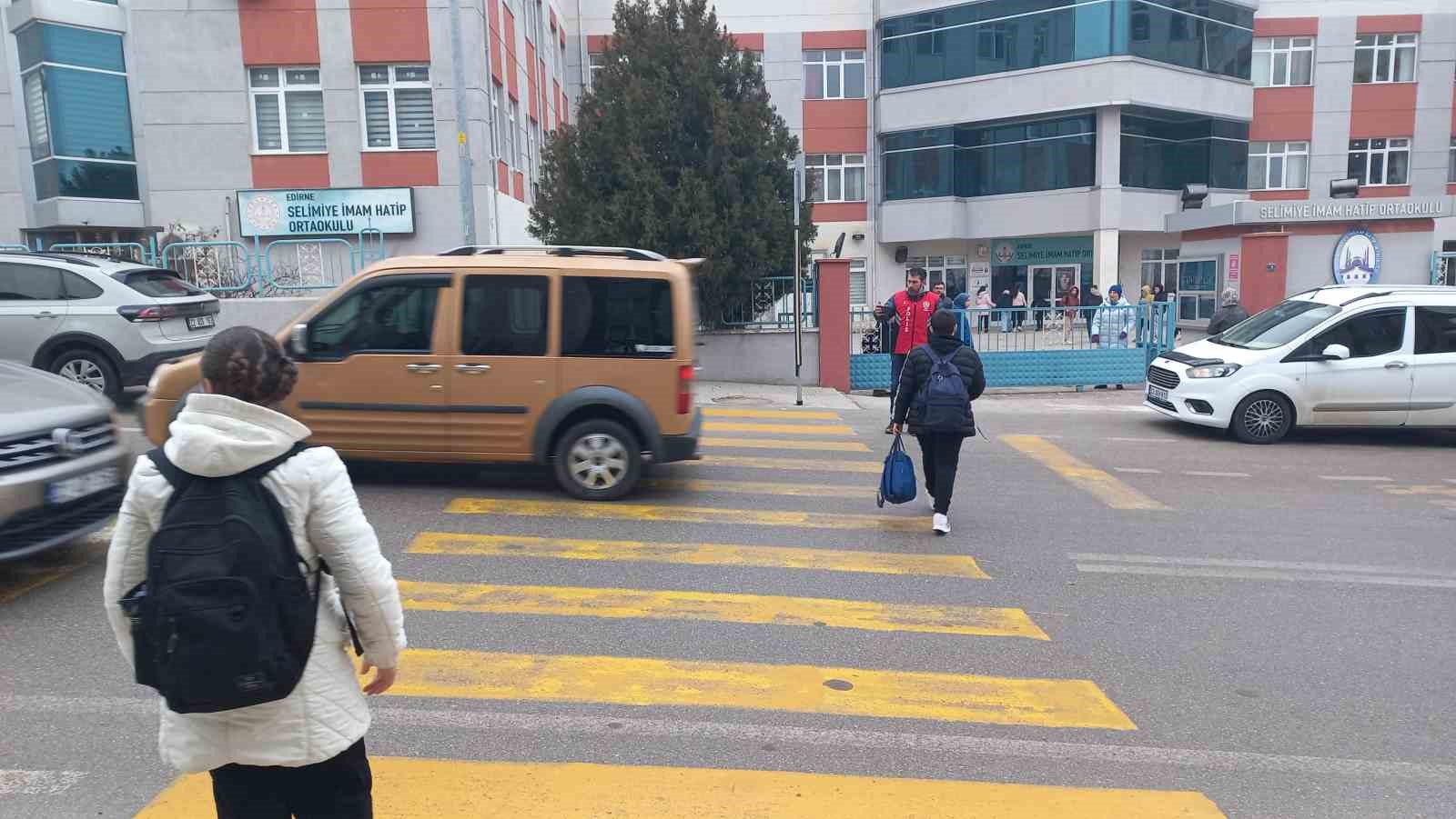 Edirne&rsquo;de "okul polisi" &ouml;ğrencilere g&uuml;ven verirken yayalara yol vermeyen ara&ccedil;ları da tespit etti
