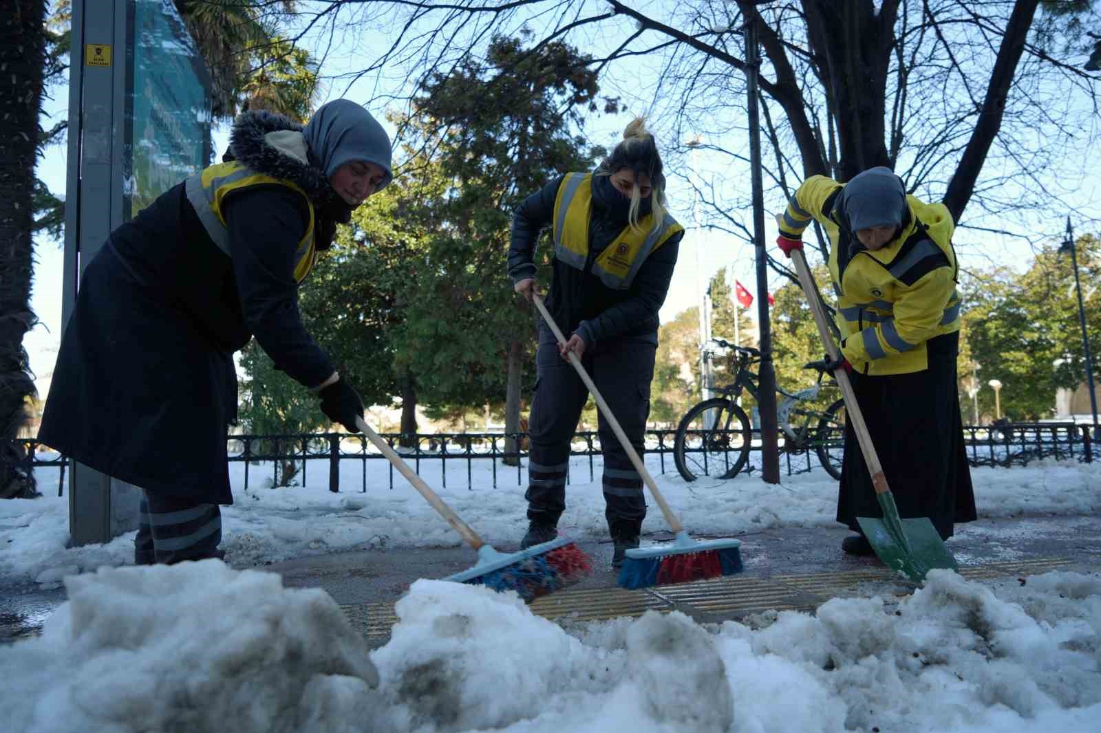 Kadın temizlik iş&ccedil;ilerinin buz mesaisi: Buzla kaplı yolları k&uuml;reklerle a&ccedil;ıyorlar
