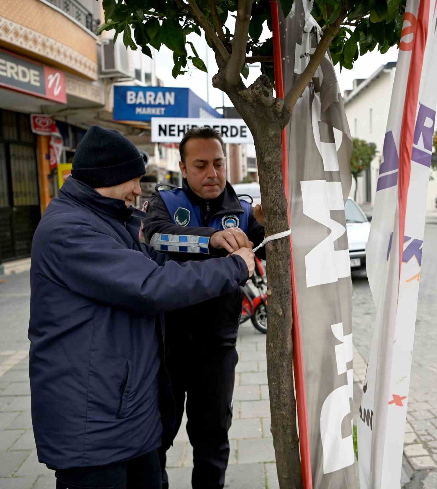 Kuşadası Belediyesi zabıta ekipleri kaldırım işgaline geçit vermiyor
