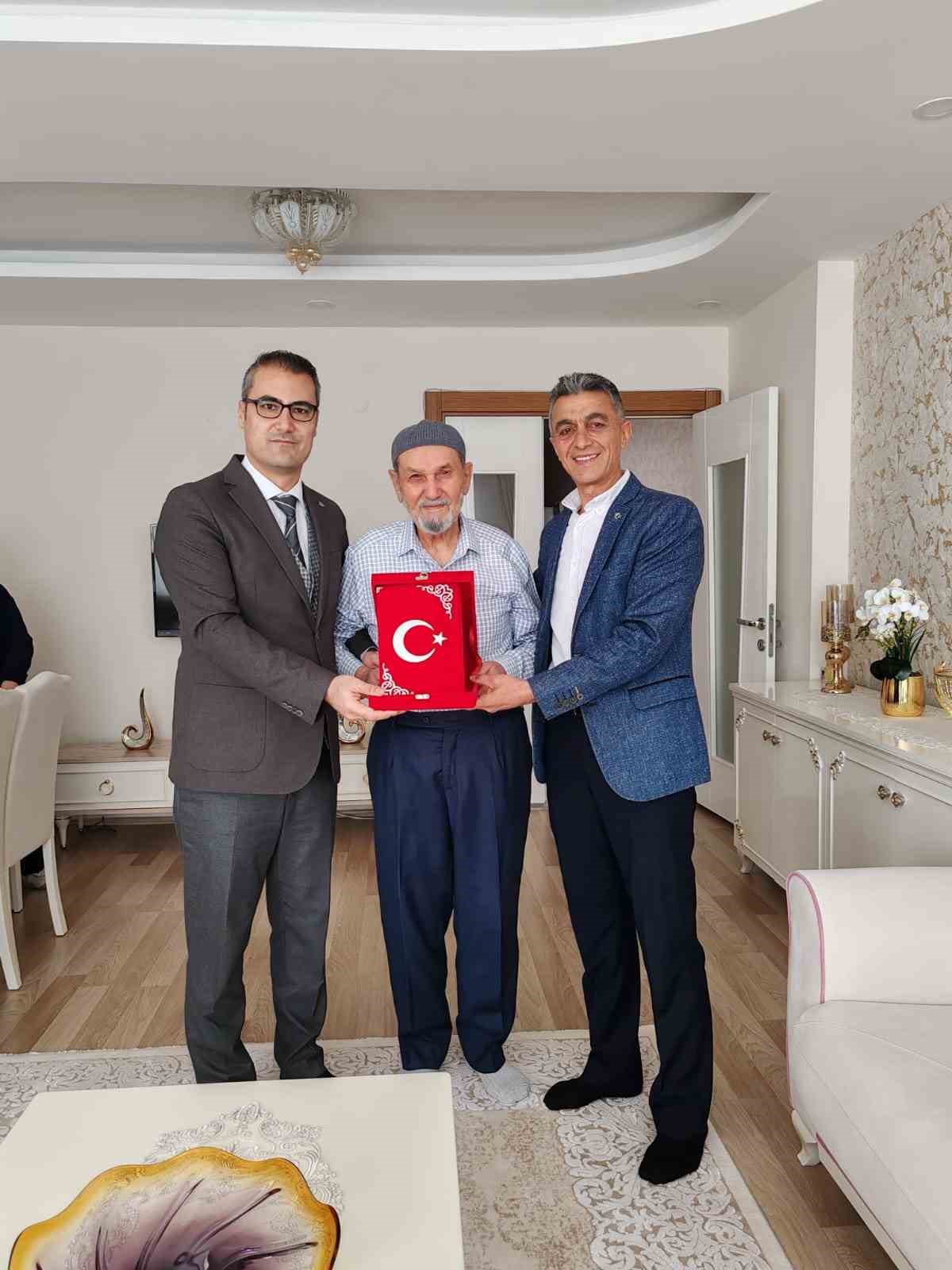 Niğde SGK İl M&uuml;d&uuml;r&uuml; Eray Buz&rsquo;dan şehit ailelerine anlamlı ziyaret
