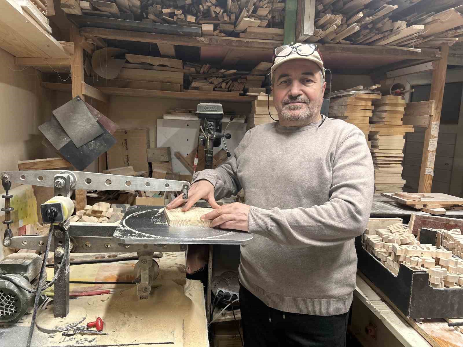Yaptığı ahşap oyuncaklarla &ccedil;ocuklara ge&ccedil;mişi yeniden yaşatıyor
