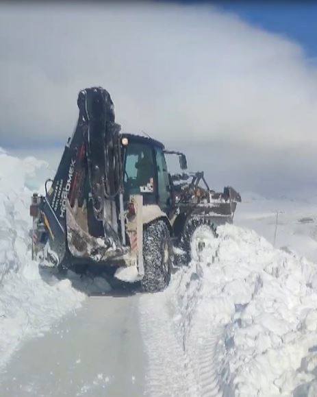Ardahan’da köy yoluna çığ düştü