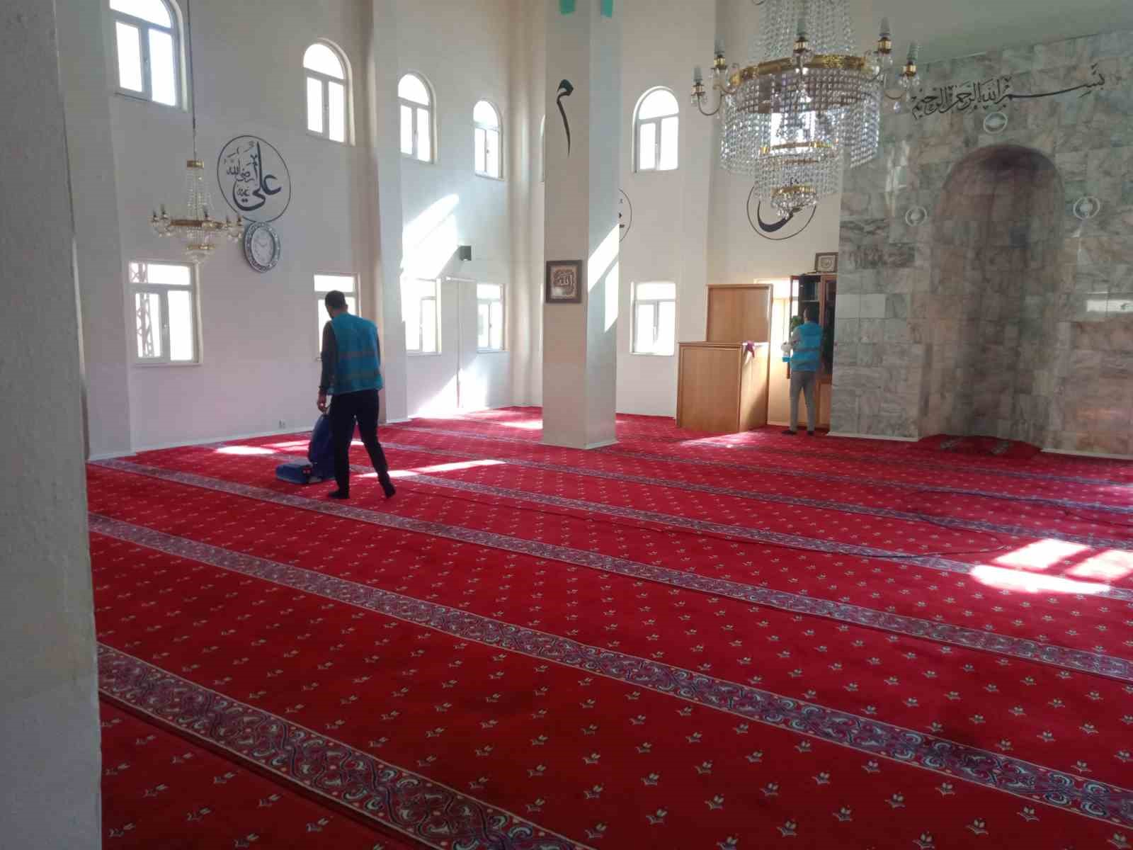 Hakkari&rsquo;de y&uuml;k&uuml;ml&uuml;ler cami temizledi
