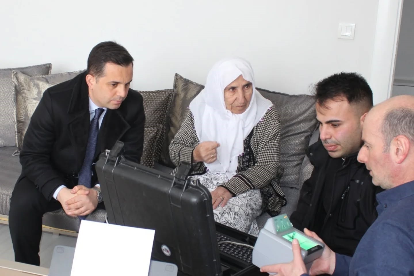 Yaşlı kadının kimlik kartı başvurusu evinde alındı