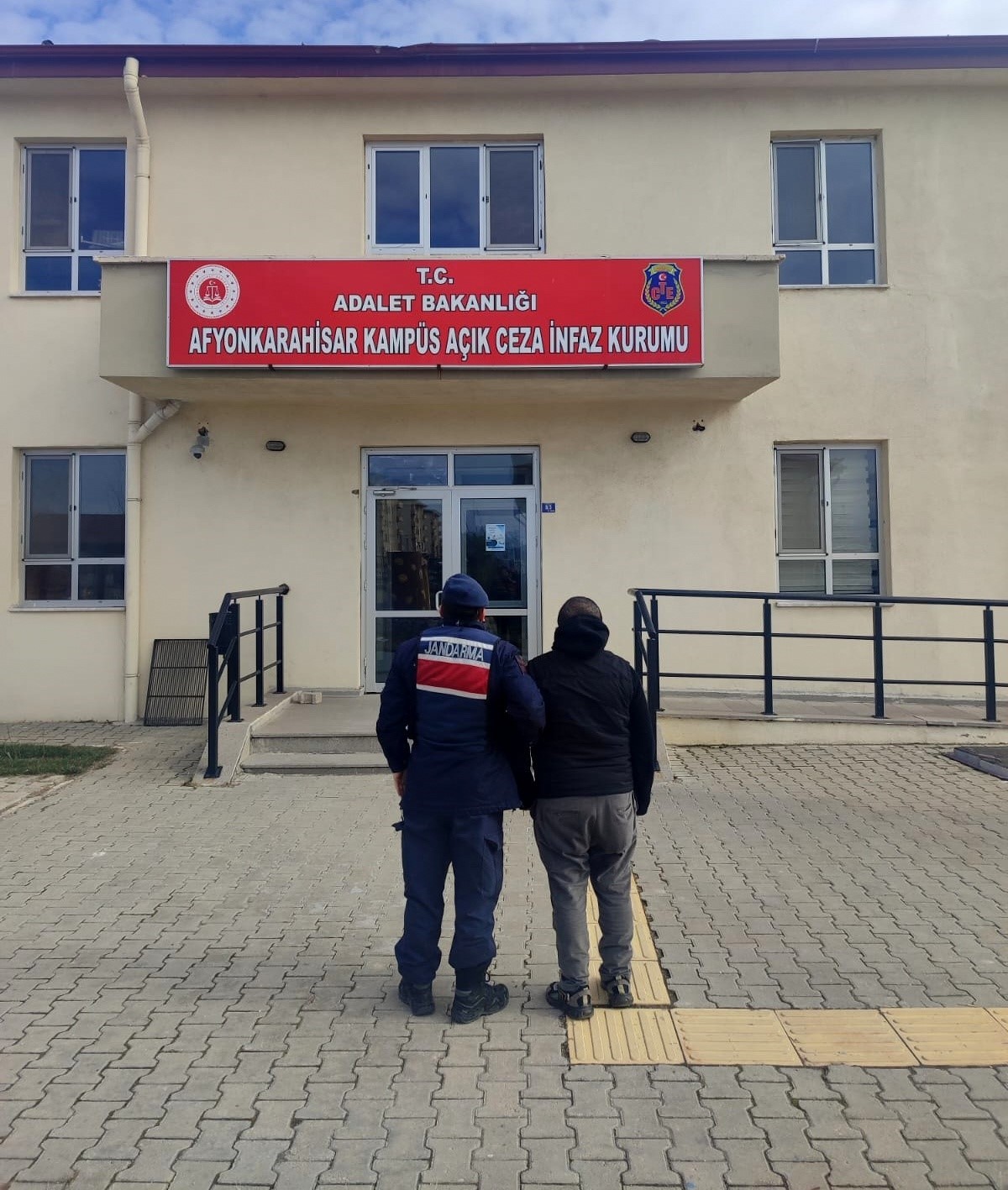 Dolandırıcılık ve hırsızlık suçundan aranan şahıs yakalandı