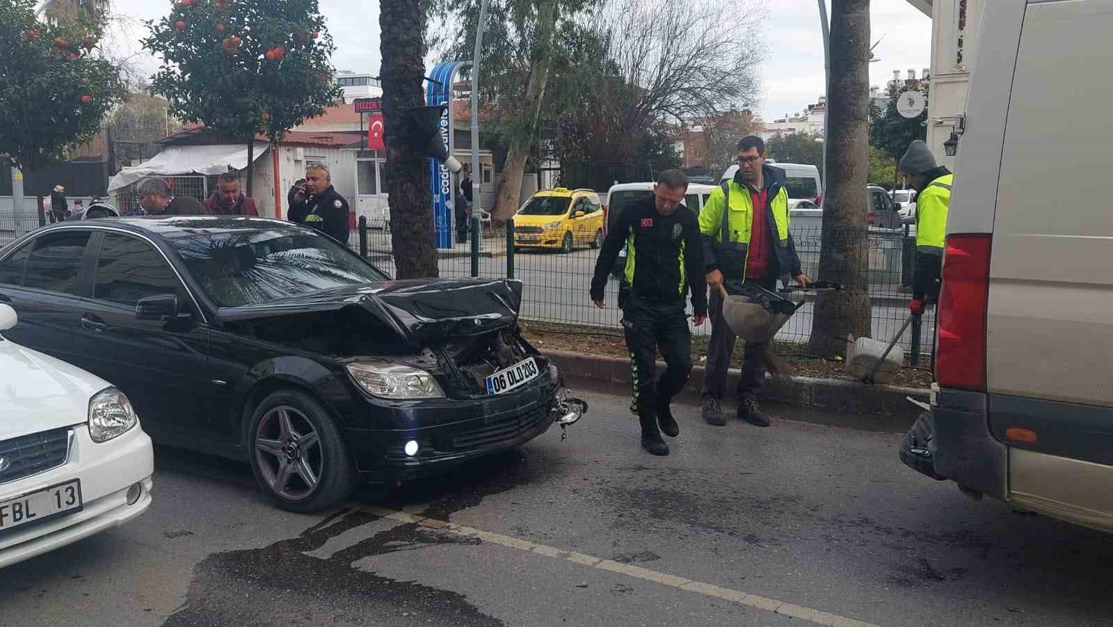 Manavgat’ta otomobil, okul servisine arkadan çarptı, kaza anı güvenlik kamerasına yansıdı