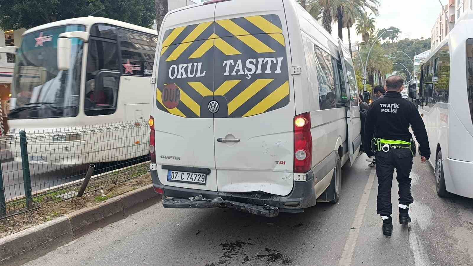 Manavgat&rsquo;ta otomobil, okul servisine arkadan &ccedil;arptı, kaza anı g&uuml;venlik kamerasına yansıdı
