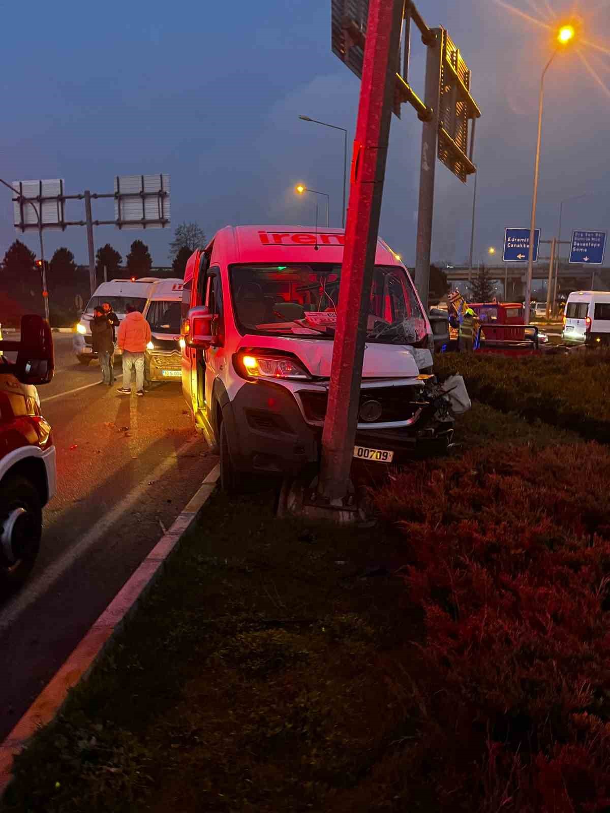 Balıkesir&rsquo;de servis aracı ile kamyonet &ccedil;arpıştı; 1 yaralı
