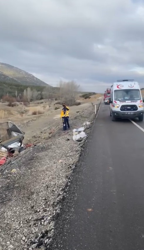 Isparta&rsquo;da i&ccedil;ecek y&uuml;kl&uuml; tır şarampole devrildi: 1 yaralı
