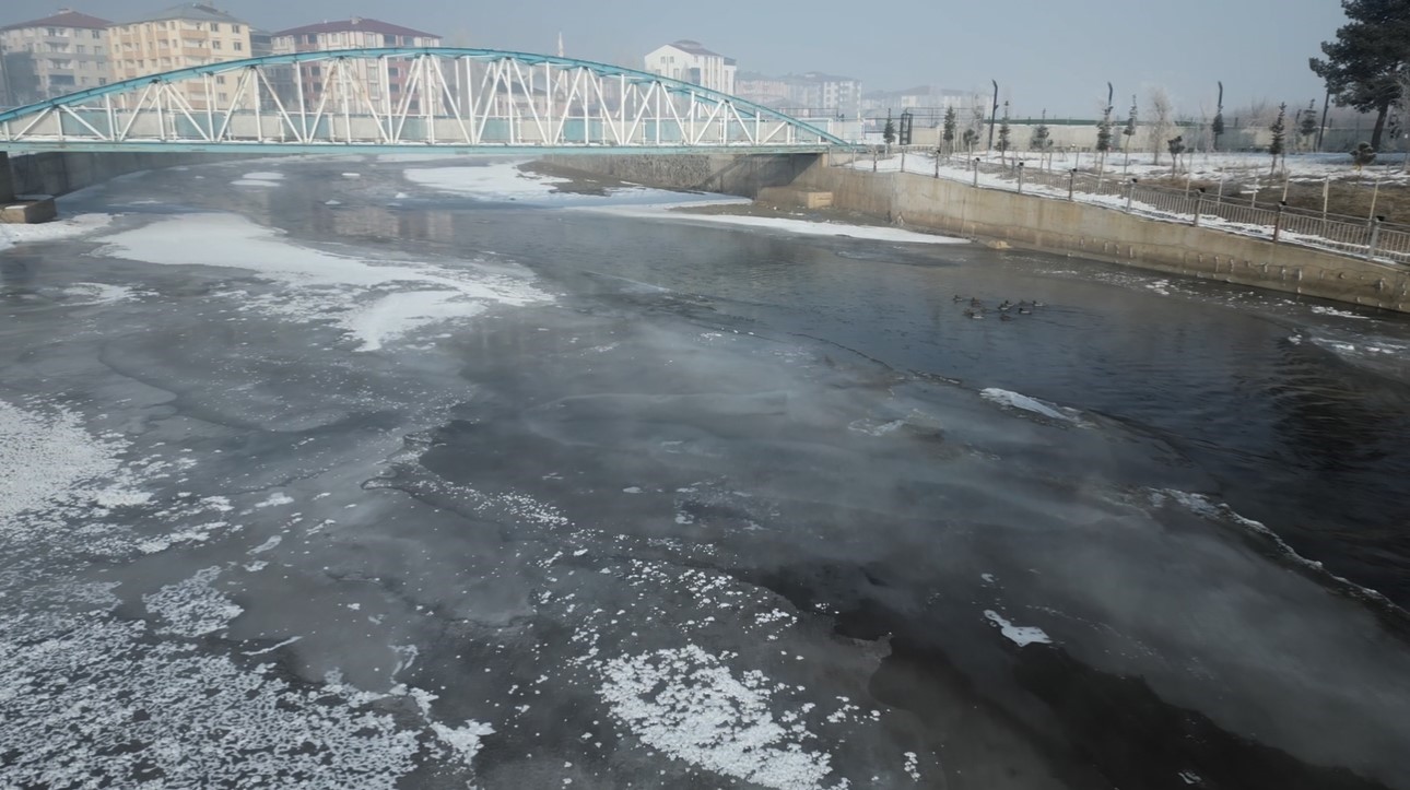 Ağrı&rsquo;da dondurucu soğuklar nedeniyle Murat Nehri buz tuttu
