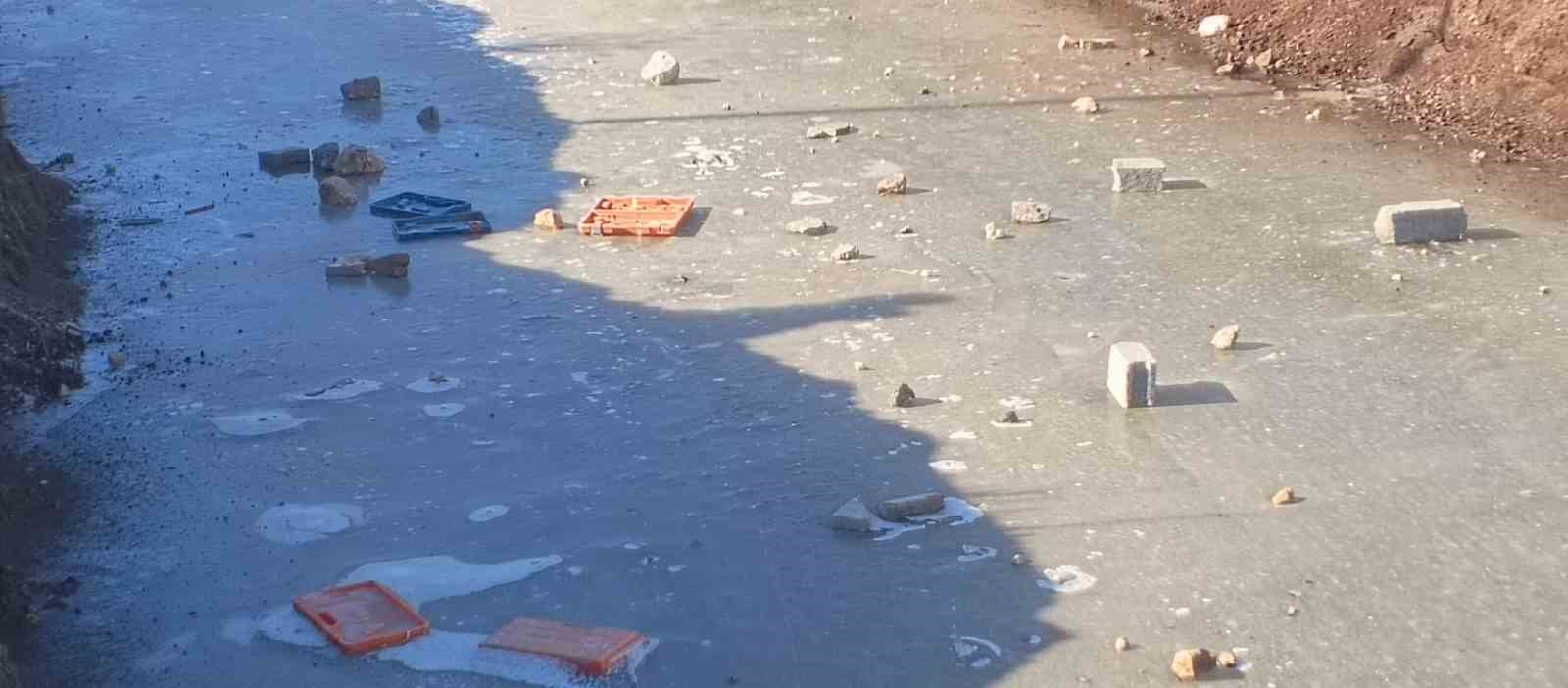 Gölbaşı’nda su kanalları dondu