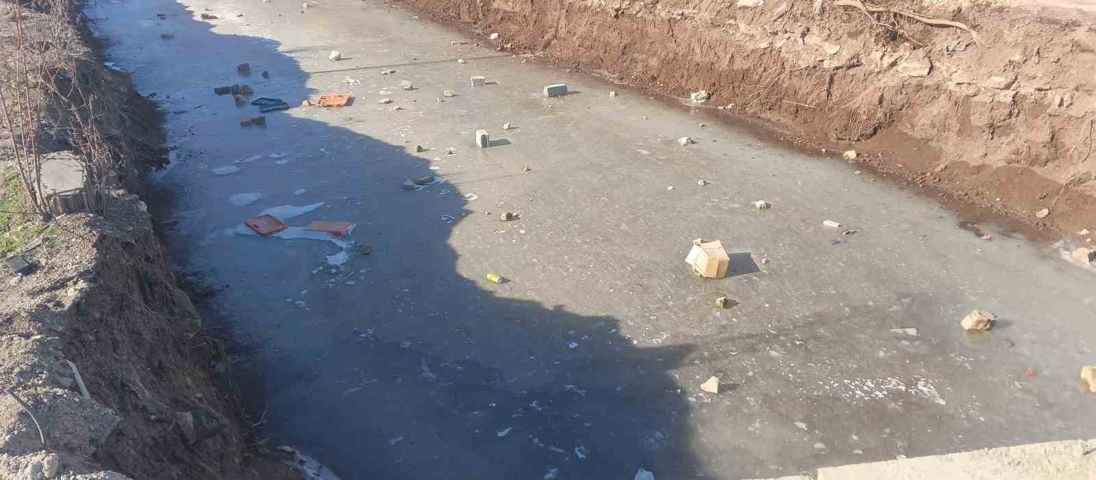 G&ouml;lbaşı&rsquo;nda su kanalları dondu
