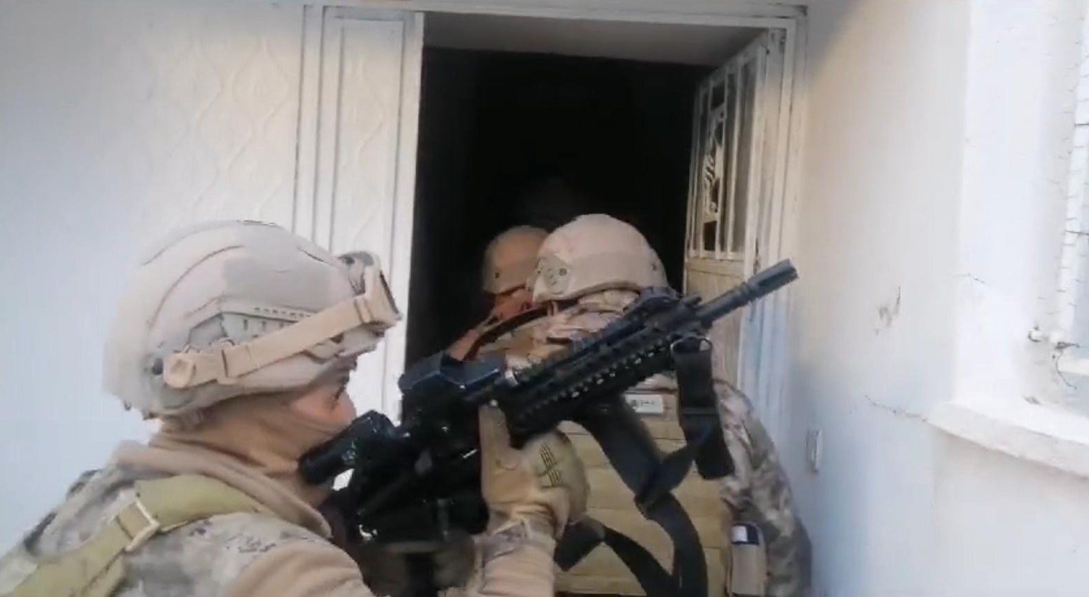 Batman’da yatakların içinden silah ve mühimmat ele geçirildi